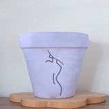 Dekozayn Home Minimalist Kadın 3 Figürlü Doğal Terleyen Toprak Renkli El Yapımı Boyama 13 cm Yalı Saksı - Lila