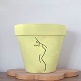 Dekozayn Home Minimalist Kadın 3 Figürlü Doğal Terleyen Toprak Renkli El Yapımı Boyama 13 cm Yalı Saksı - Sarı