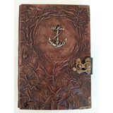 Deri Defter Günlük, Kabartma Tasarım, Antik Kahve, Metal Kilit, Büyük Boy, 70 gr Şamua Kitap Kağıdı, 300 sayfa, Hakiki Kuzu Derisi, Metal Zımba ve Köşebentler, 14x20x2,5 cm, Metal GEMİ ÇIPASI figürlü
