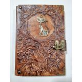 Deri Defter Günlük Kabartma Tasarım, Antik Kahve, Metal Kilit, Büyük Boy, 70 gr Şamua Kitap Kağıdı, 300 sayfa, Hakiki Kuzu Derisi, Metal Zımba ve Köşebentler, 14x20x2,5 cm, Metal Kedi Figür