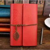 Deri Kapaklı Bağcıklı Defter – Retro Vintage Tarz, Eskitme Sayfalar, Yaprak Desenli, Çizgisiz Spiralli Günlük, Hatıra, Not, Anı Ajanda Defteri Zarif Hediyelik - KIRMIZI
