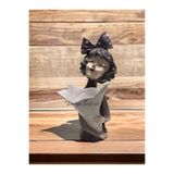 DERYA DESİNG ART Dekoratif Buket Tutan Kız Heykel Biblo, 36x23cm, El Boyalı Polyester