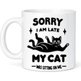 Desene Bak Sorry I Am Late My Cat Was Sitting On Me Baskılı Seramik Hediye Kupa - Komik Kedi Temalı Kupa - Beyaz