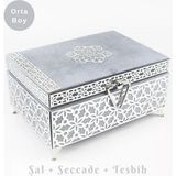 Desenli Kutu Çeyizlik, Şal + Seccade + Tesbih + Kuran Hediye Seti (Orta B. Kadife, Gri, Elif-Vav) - 16x24 cm