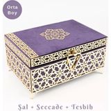 Desenli Kutu Çeyizlik, Şal + Seccade + Tesbih + Kuran Hediye Seti (Orta B. Kadife, Mor, Elif-Vav) - 16x24 cm