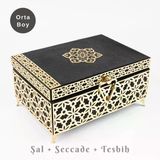 Desenli Kutu Ceyizlik, Sal + Seccade + Tesbih + Kuran Hediye Seti (Orta B. Kadife, Siyah, Elif-Vav)