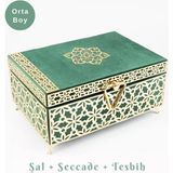Desenli Kutu Çeyizlik, Şal + Seccade + Tesbih + Kuran Hediye Seti (Orta B. Kadife, Yeşil, Elif-Vav) - 16x24 cm