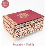 Desenli Kutu Çeyizlik, Seccade + Tesbih + Kuran Hediye Seti (Çanta Boy, Kadife, Bordo, Elif-Vav) - 12x17 cm