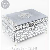 Desenli Kutu Çeyizlik, Seccade + Tesbih + Kuran Hediye Seti (Çanta Boy, Kadife, Gri, Elif-Vav) - 12x17 cm