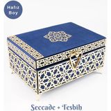 Desenli Kutu Çeyizlik, Seccade + Tesbih + Kuran Hediye Seti (Hafız Boy, Kadife, Lacivert, Elif-Vav) - 14x20 cm
