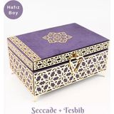 Desenli Kutu Çeyizlik, Seccade + Tesbih + Kuran Hediye Seti (Hafız Boy, Kadife, Mor, Elif-Vav) - 14x20 cm