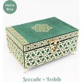 Desenli Kutu Çeyizlik, Seccade + Tesbih + Kuran Hediye Seti (Hafız Boy, Kadife, Yeşil, Elif-Vav) - 14x20 cm