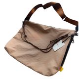 Design Studio Travel Sling Bag Large - Bej Omuz Çantası, Su İtici Kumaş, Ayarlanabilir Askılı Şehir ve Seyahat Çantası