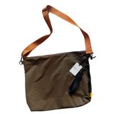 Design Studio Travel Sling Bag Large - Haki Omuz Çantası, Su İtici Kumaş, Ayarlanabilir Askılı Şehir ve Seyahat Çantası