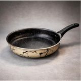 Die Grup Deinhaus Yapışmaz Tava, Mermer Desenli, 25 Cm, Teflon Kaplama, Ergonomik Sap, Homojen Isı Dağılımı