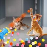 Die Grup Interaktif Kedi Oyun Tabancası – Renkli Peluş Toplu Kedi Oyuncak Tabancası – Eğlenceli Kedi Aktivite Oyuncağı, Koşu ve Zıplama Için Enerji Atma Oyuncağı – Yumuşak Güvenli Peluş Toplar Dahil