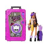 Die Grup Monster High Gizemli Arkadaşlar Tatil Serisi Clawdeen Wolf Bebek ve Aksesuar Seti, Bavulla Birlikte Kıyafetler Gibi 19'dan Fazla Sürpriz, JMG65