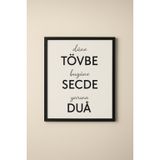 “Düne Tövbe Bugüne Secde Yarına Dua” Yazılı Tablo – Siyah Çerçeve | 33×48 cm | Minimalist Manevi Duvar Dekoru
