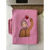 Dutt Dikim Pembe Başını Sulayan Kız Baskılı 20*26 cm Orta Boy Kur\'an-I Kerim Kılıfı ve Tablet Kılıfı Su Itici Özellikli