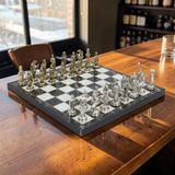 e-life shop Lüks Metal Satranç Takımı Krom Kaplama Osmanlı Vs Bizans Orduları – Siyah Mermer Desenli Tahta 20 cm