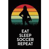 EAT SLEEP SOCCER REPEAT: Fußball Notizbuch A5 liniert Notizheft für Fußballer Geschenk Fußballspieler praktisches als Tagebuch Fussball für Fußballfrauen Fussballmädchen und Fußballerin