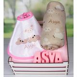 Ejoya Ahşap Sandıkta Kişiye Özel Önlük Battaniye ve Taş Isimlik Bebek Hediye Seti 109719