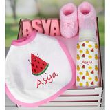 eJOYA Ahşap Sandıkta Kişiye Özel Önlük Biberon Taş İsimlik Ve Patik Bebek Hediye Seti 109521