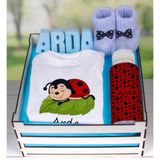 Ejoya Ahşap Sandıkta Kişiye Özel Zıbın Biberon Taş Isimlik ve Patik Bebek Hediye Seti 109495