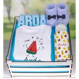 Ejoya Ahşap Sandıkta Kişiye Özel Zıbın Biberon Taş Isimlik ve Patik Bebek Hediye Seti 109498