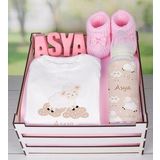 eJOYA Ahşap Sandıkta Kişiye Özel Zıbın Biberon Taş İsimlik Ve Patik Bebek Hediye Seti 109503