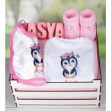 Ejoya Ahşap Sandıkta Kişiye Özel Zıbın Önlük Taş Isimlik ve Patik Bebek Hediye Seti 109434