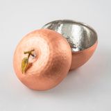 El İşi Bakır Elma Şeklinde Baharatlık, Mat Bakır Kaplama, Altın Yaprak Detaylı, Kalaylı İç Yüzey, 10.5 cm Çap, Otantik Dövme Tasarım, Mutfak Dekoratif Sunum Kabı