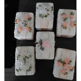 El Yapımı İşlemeli Süs Sabun, Çiçek Desenli Dekoratif Sabun, Beyaz ve Pembe, 9x5x3 cm, 1 Adet