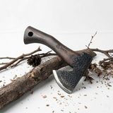 El Yapımı Kamp Baltası – ST60 Yüksek Manganlı Karbon Çelik, 700 g Balta Kafası, 28 cm Gürgen Saplı, Deri Kılıflı Kompakt Bushcraft ve Outdoor Balta | Tanto Bushcraft Muninn