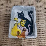 El Yapımı Seramik Kedi Desenli Küllük, Gri Zemin Üzerine Renkli Kediler, 12x8 cm Büyük Boy Dekoratif Kül Tablası