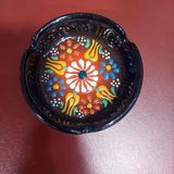 El Yapımı Seramik Küllük, Renkli Çiçek Desenli, Siyah, 8 cm Çap, 3 cm Yükseklik, 1 Adet