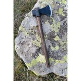 El Yapımı Tomahawk Kamp Baltası – ST60 Çelik, 830 g, 45 cm Gürgen Saplı, Deri Kılıflı, Çekiç Fonksiyonlu Bushcraft ve Outdoor Balta | Tanto Bushcraft