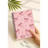 Eldesen Tasarım Günlük Planlayıcı A5 Defter, Notlar, Yapılacaklar, Esnek Karton Kapaklı, 100 Günlük, Pembe Fiyonk