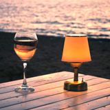 Eskitme Gold Kaplama Pilli Masa Lambası – Krem Konik Şapka ve Gold Şerit Detaylı | Bar, Kafe ve Restoran Masaları İçin Loş Ambiyans