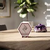 Estetik Elhamdülillah motifli masaüstü aksesuarı, minimalist yaşam alanlarına derinlik katan modern bir dekor ürünü 10x10 cm