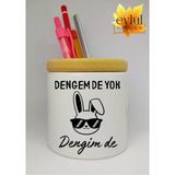 Eylül Design Dengem De Yok Dengim De Yazılı Eğlenceli Baskılı Seramik Kalemlik Ahşap Detaylı Kalem Kutusu
