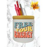 Eylül Design Free Your Energy Yazılı Baskılı Motivasyon Temalı Seramik Ahşap Detaylı Masaüstü Kalemlik