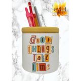 Eylül Design Good Things Take Time Yazılı Baskılı Motivasyon Temalı Seramik Ahşap Detaylı Masaüstü Kalemlik