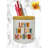 Eylül Design Live In The Moment Yazılı Baskılı Motivasyon Temalı Seramik Ahşap Detaylı Masaüstü Kalemlik