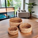 Fantastik Store 3'lü Rustik El Yapımı Doğal Yuvarlak Hasır Düzenleyici Seti | 3'lü Hasır Yuvarlak Organizer Seti – Dekoratif, Çok Amaçlı ve Dayanıklı Rattan Sepetler (30X30X12CM – 25X25X10CM – 20X20X8CM) - Kestane Akaju - Option-1