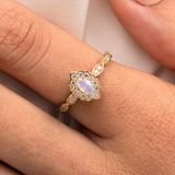 Fasek Gold Gümüş Yüzük - Oval Pembe Kuvars Taşlı Yanları Zirkon Taşlarla Süslemeli 925 Ayar Gümüş Kadın Yüzük