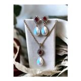 FAYRA ACCESSORIES Yakut Kırmızı Oval Kristal Taşlı Mayorka İnci Kolye ve Mayorka İnci Küpe Seti
