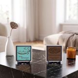 “Fe İnne Me'al-Usri Yüsrâ” Hat Yazısı ve Mealli Besmele İkili Set 10x10 cm | Yaşam alanları için estetik ve kalıcı hediye seçeneği, asil duruşuyla özel tasarlanmış set