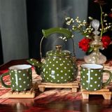 Feyza Design Yeşil Puantiyeli Emaye Çaydanlık ve Kupa Seti, Ahşap Altlıklı, 6 Parça - Seçenek 1