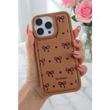 Fibaks Apple iPhone 15 Pro Max Kılıf Yumuşak Dokulu Fiyonk Desenli Kahverengi Yumuşak Kamera Korumalı Kapak - Kahverengi - Siyah